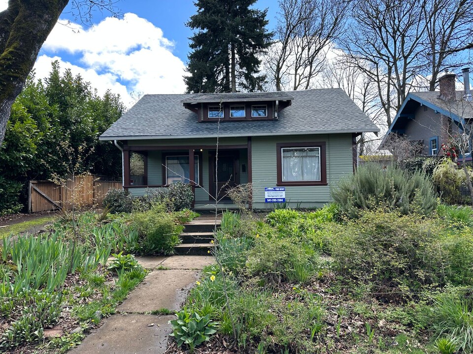 1262 W 5th Ave in Eugene, OR - Building Photo