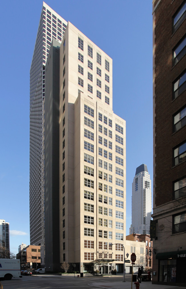 Maple Tower in Chicago, IL - Building Photo - Building Photo