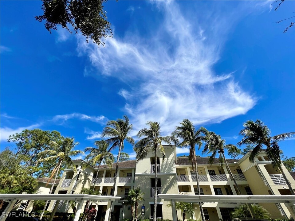 1886 Tarpon Bay Dr S in Naples, FL - Foto de edificio