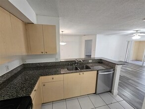 2451 Centergate Dr, Unit 204 in Miramar, FL - Building Photo - Building Photo
