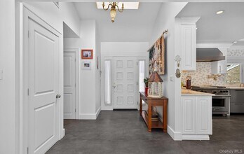 11 Juneau Blvd in Woodbury, NY - Foto de edificio - Building Photo