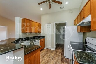 555 Kingsbury Ln in Lehigh Acres, FL - Foto de edificio - Building Photo