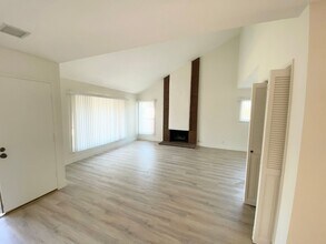 6009 E La Paz Cir in Anaheim, CA - Foto de edificio - Building Photo