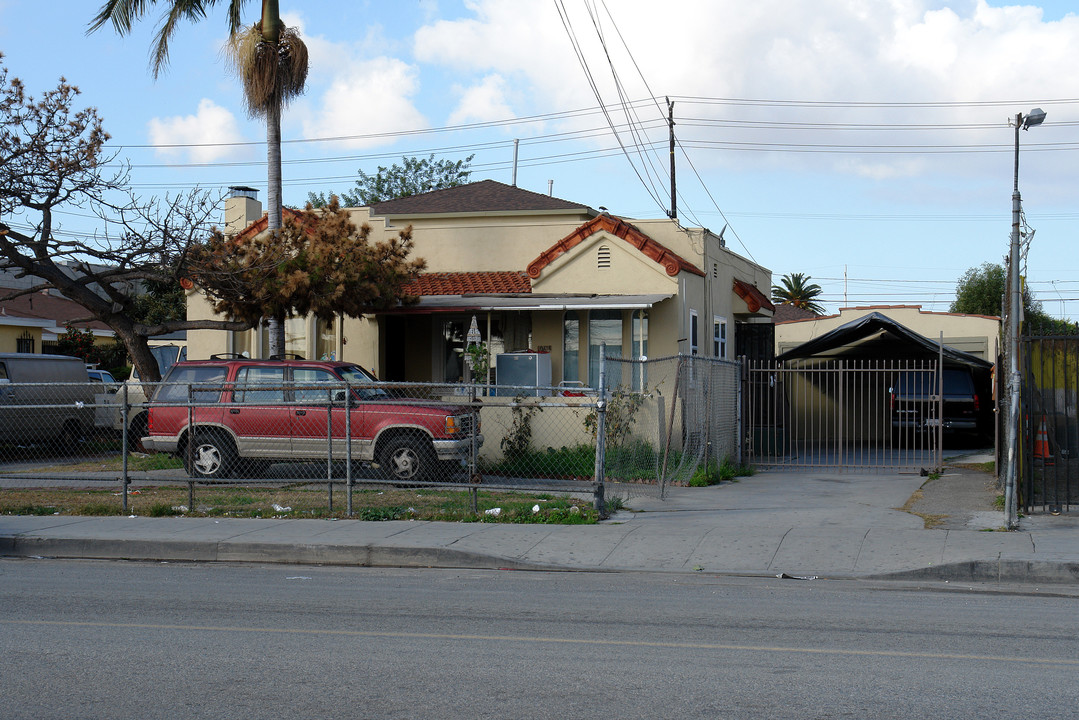 10613 S Inglewood Ave in Inglewood, CA - Building Photo