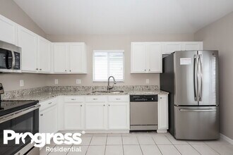 7002 Crown Lake Dr in Gibsonton, FL - Building Photo - Building Photo