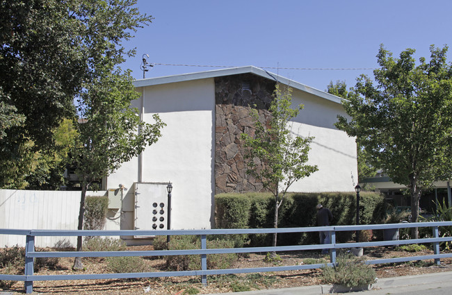 Hill Road Apartment in Novato, CA - Building Photo - Building Photo