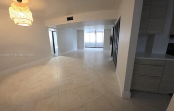 250 Galen Dr in Key Biscayne, FL - Foto de edificio - Building Photo