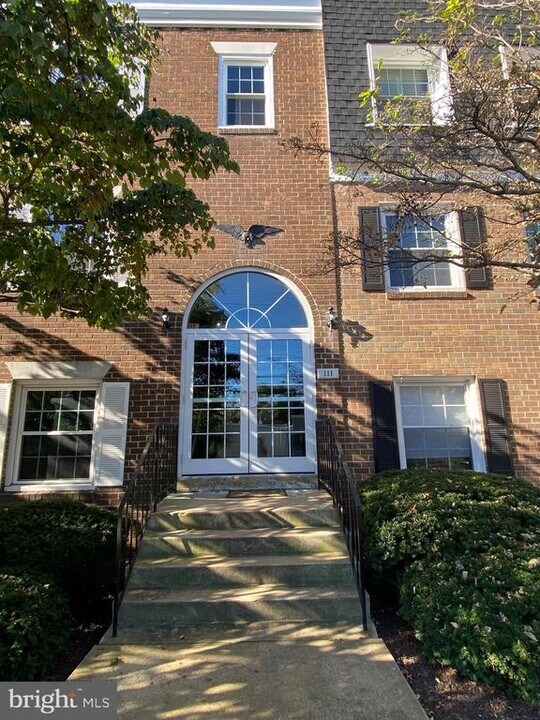 111 Center St N in Vienna, VA - Building Photo