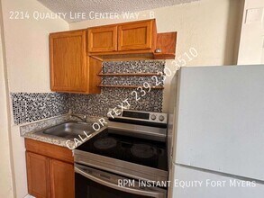 2214 Quality Life Ctr Wy in Ft. Myers, FL - Building Photo - Building Photo