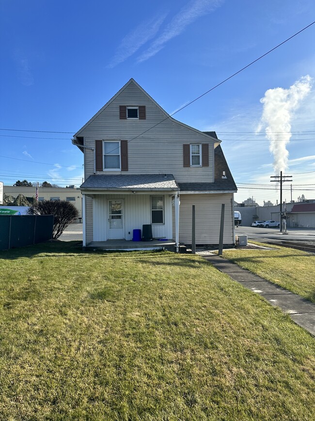 560 S Main St in Nazareth, PA - Foto de edificio - Building Photo