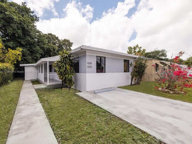 1320 NW 44th St in Miami, FL - Building Photo - Building Photo