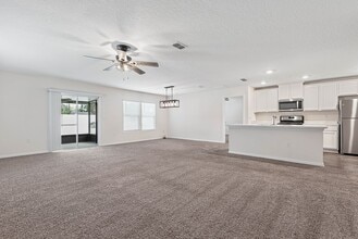 657 Grand Reserve Dr in Bunnell, FL - Foto de edificio - Building Photo