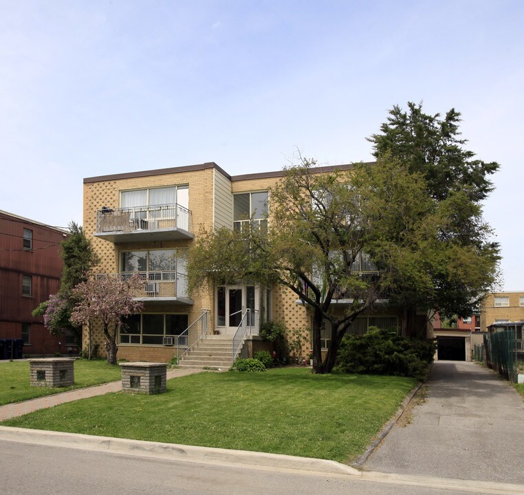 32 Fraserwood Ave in Toronto, ON - Building Photo