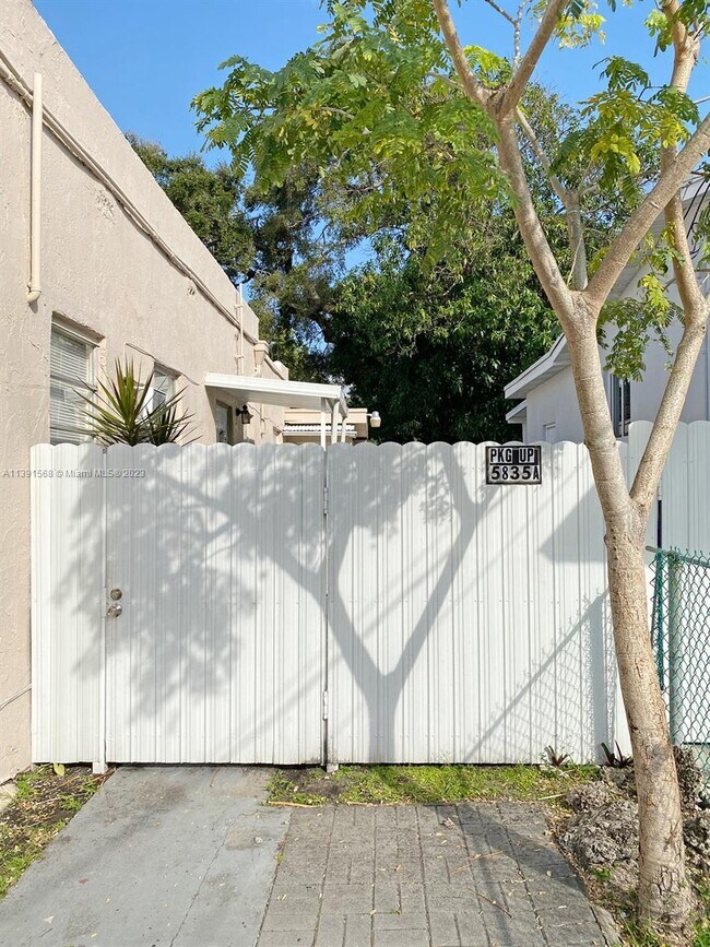 5835 SW 4th St-Unit -C in Miami, FL - Foto de edificio - Building Photo