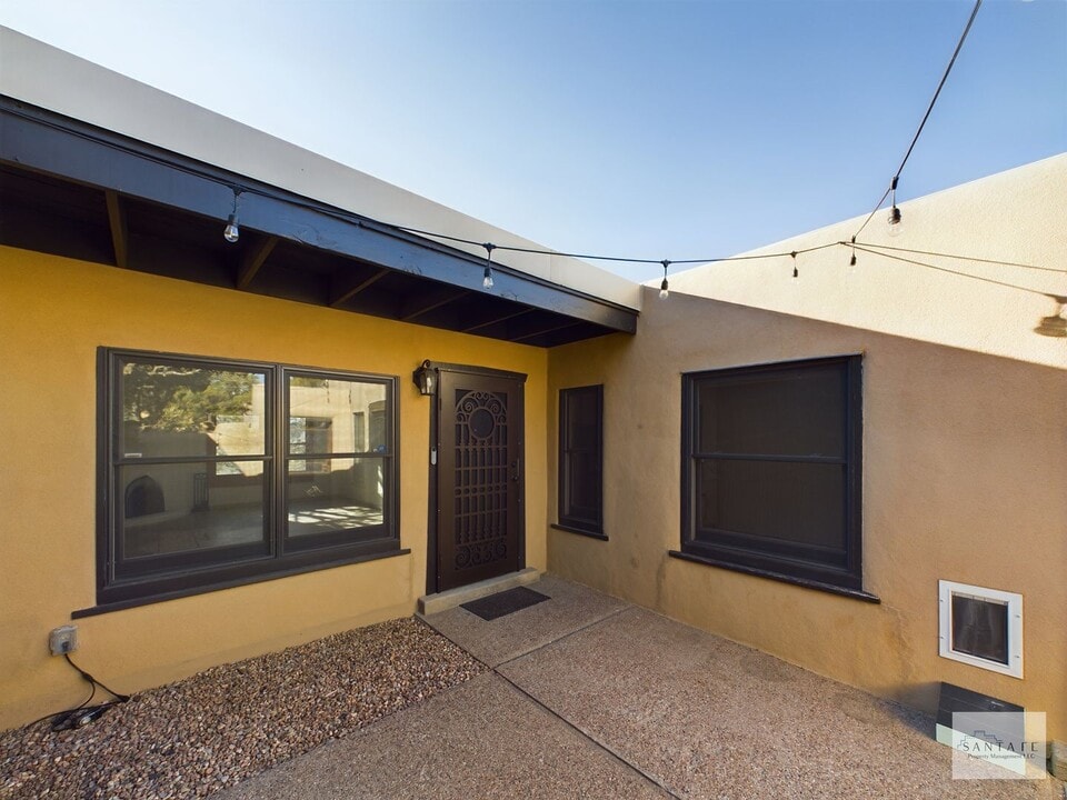 833 Los Lovatos Rd in Santa Fe, NM - Building Photo