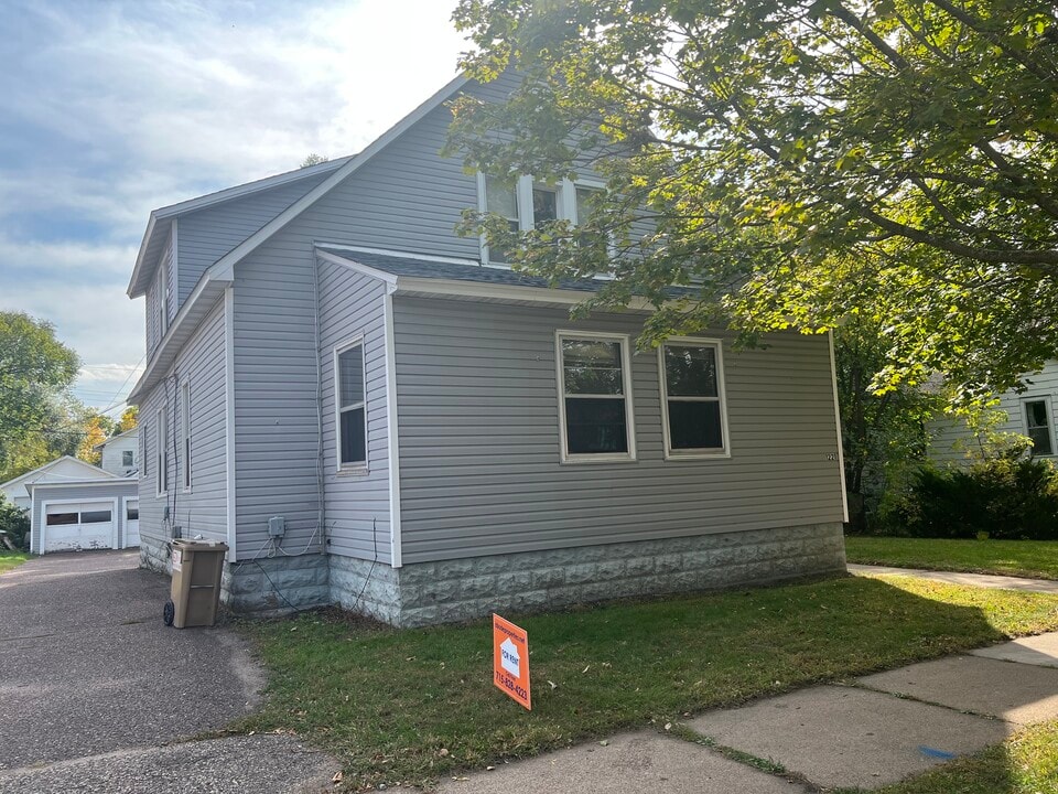 1221 Summit St in Eau Claire, WI - Building Photo
