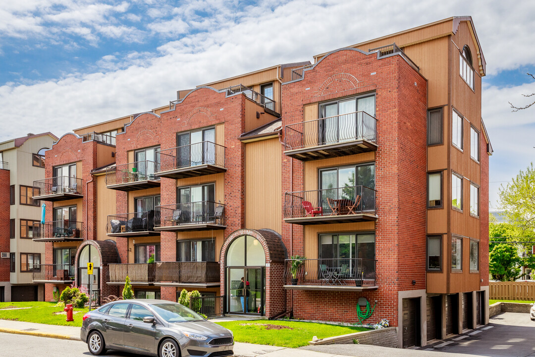 8 De La Poudrière Rue in Verdun, QC - Building Photo