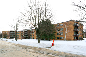 Willow Creek Condominiums in Palatine, IL - Building Photo - Building Photo