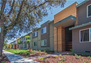 Garland Plaza Apartments in Sunnyvale, CA - Building Photo - Building Photo