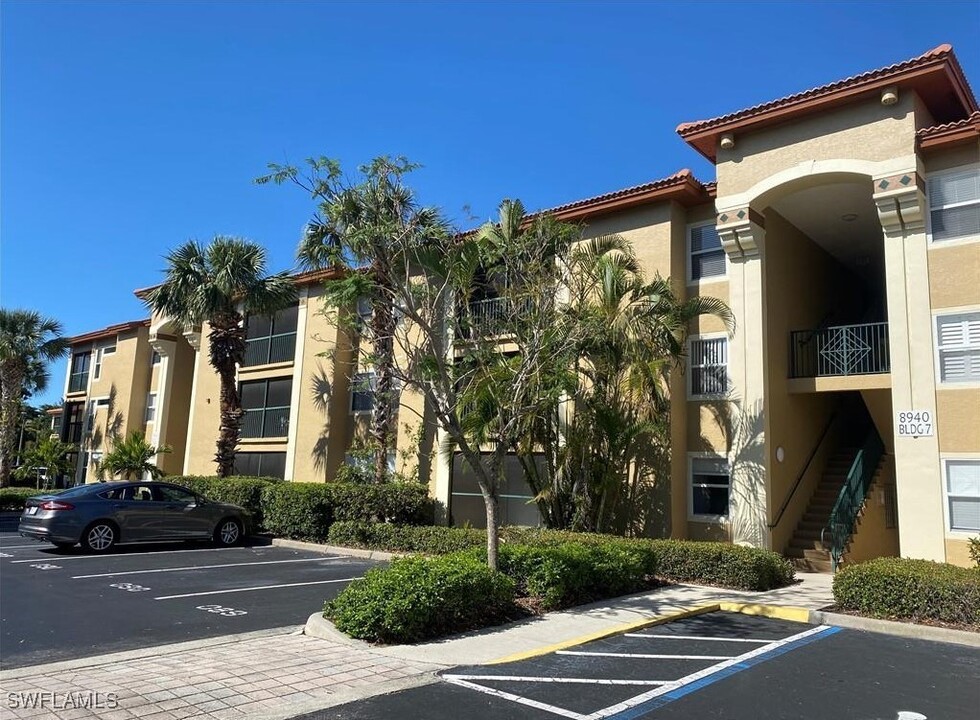 8950 Colonnades Ct E in Bonita Springs, FL - Foto de edificio