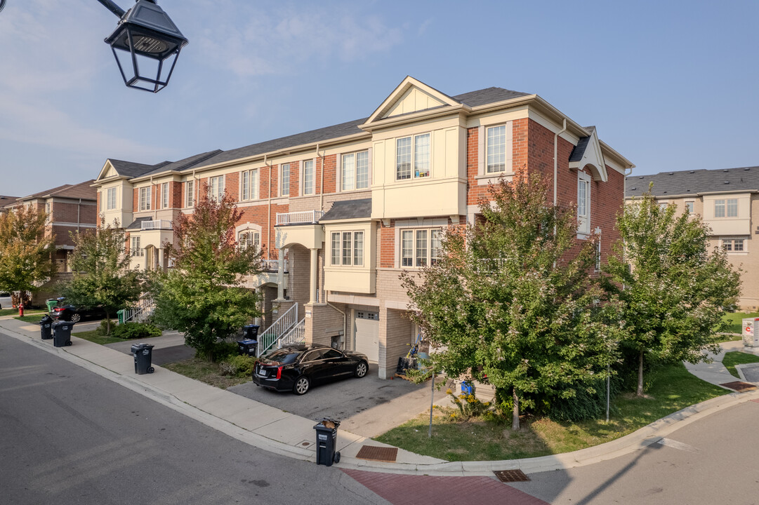 8 Abercove in Brampton, ON - Building Photo