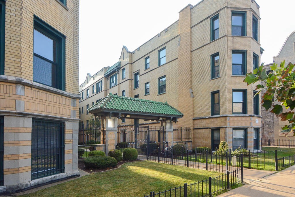 2330 N Spaulding Ave in Chicago, IL - Foto de edificio