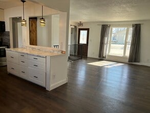 500 Superior Ave in Crooks, SD - Building Photo - Building Photo