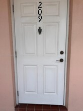 160 Turtle Lake Ct in Naples, FL - Building Photo - Building Photo