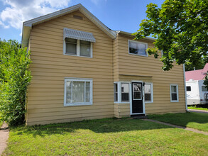 616 Franklin St, Unit 616 Lower in Eau Claire, WI - Foto de edificio - Building Photo