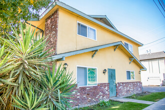 H Street Apartments in Bakersfield, CA - Building Photo - Building Photo