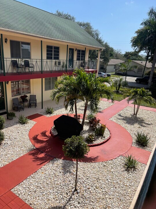 1845 Jefferson St, Unit 9 in Hollywood, FL - Building Photo
