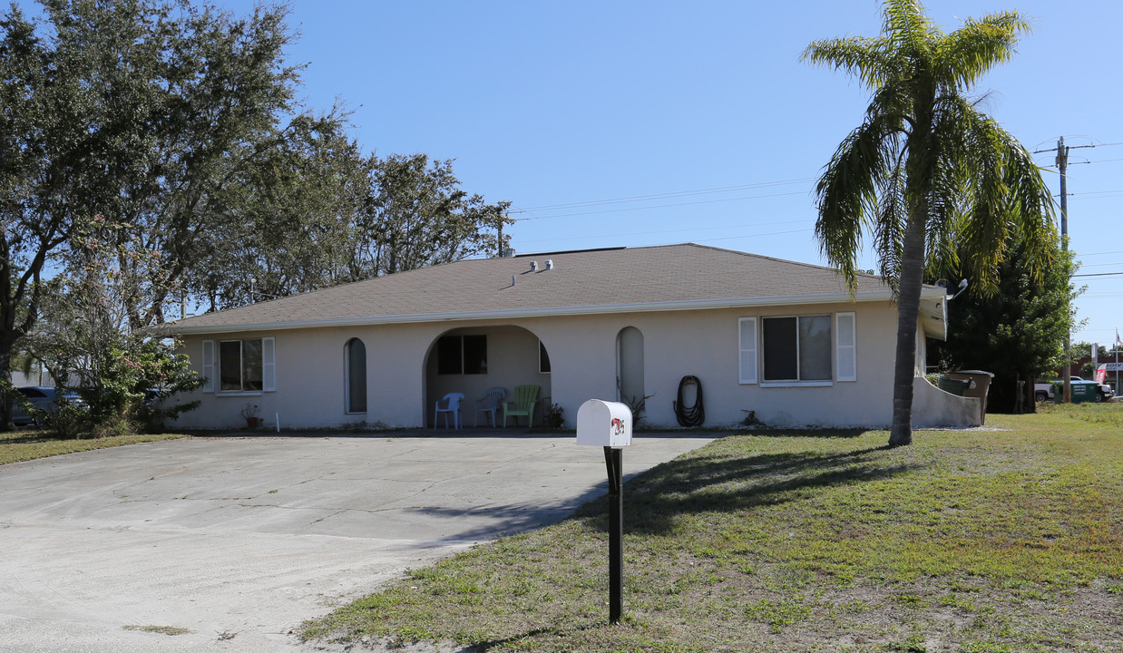 2105 SE 15th Pl in Cape Coral, FL - Building Photo