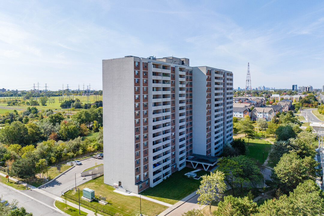 York Condominiums in Toronto, ON - Building Photo