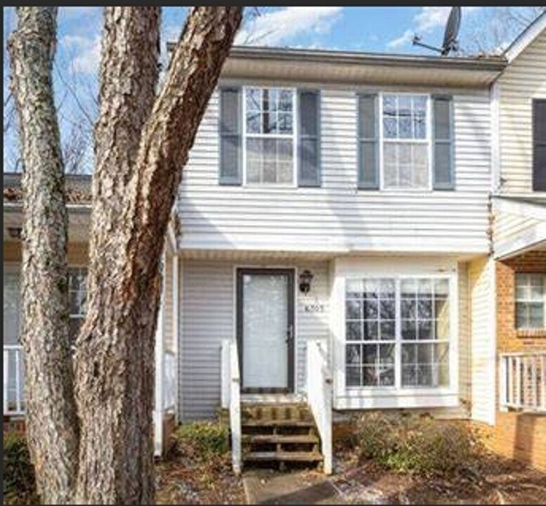 6303 Windsor Gate Ln in Charlotte, NC - Building Photo