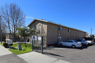 Las Lomas Apartments in San Diego, CA - Foto de edificio - Building Photo