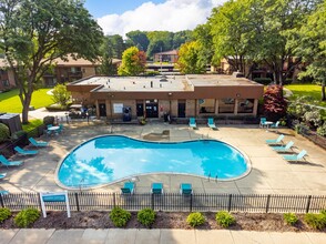 Westwood Village Apartments in Westland, MI - Foto de edificio - Building Photo