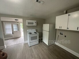 5249 Clearwater Lake Rd in Mount Holly, NC - Building Photo