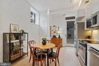 1211 G St SE, Unit 1 in Washington, DC - Foto de edificio - Building Photo