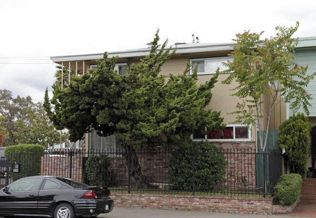 6600 Bancroft Ave in Oakland, CA - Foto de edificio - Building Photo