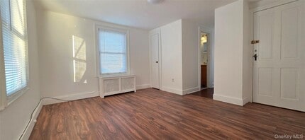 20 Hamilton Ave in Oyster Bay, NY - Building Photo - Building Photo