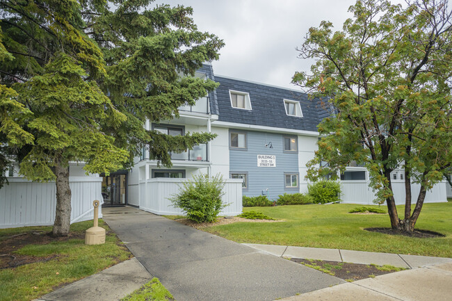 Pipers Glen in Calgary, AB - Building Photo - Primary Photo