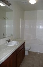 1407 W Burgundy Ct in Hanford, CA - Building Photo - Building Photo