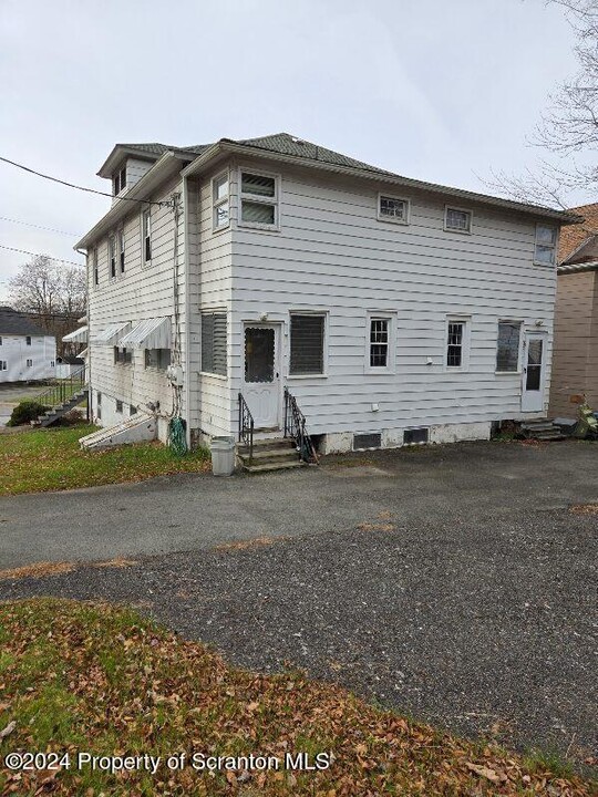 7 Reservoir St in Carbondale, PA - Building Photo