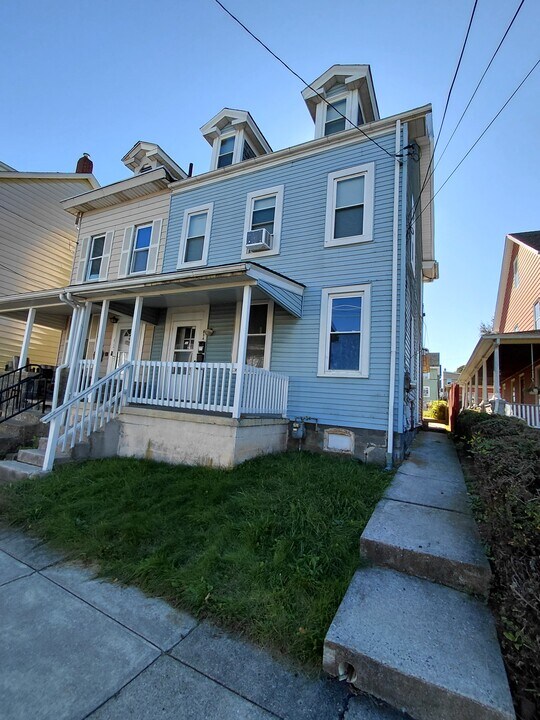 834 W Wilkes Barre St in Easton, PA - Building Photo