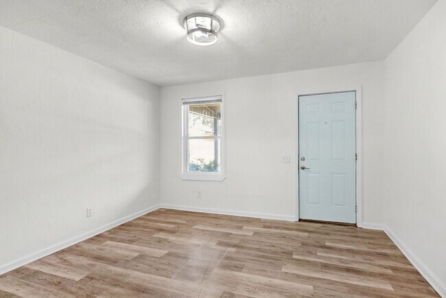 2101 W Romana St-Unit -Unit B in Pensacola, FL - Building Photo - Building Photo