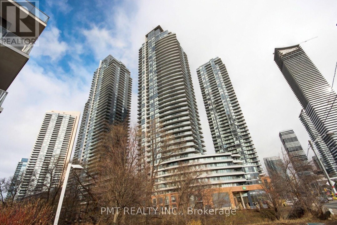 2220-2220 Lake Shore Blvd W in Toronto, ON - Building Photo