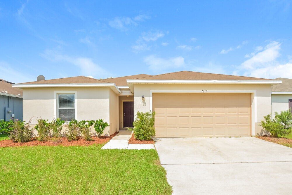 1617 Strathmore Cir in Mount Dora, FL - Building Photo