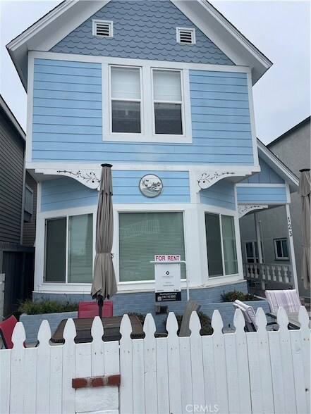 123 28th St, Unit 321 in Newport Beach, CA - Building Photo - Building Photo