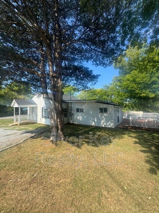 900 Georgia Ave in Athens, TN - Building Photo
