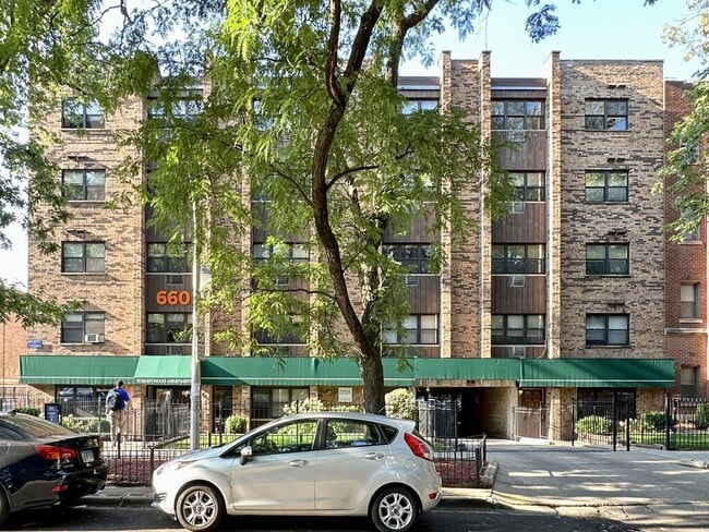 property at 665 W Wrightwood Ave